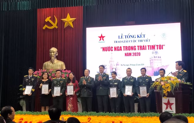 Các tác giả đoạt giải khuyến khích của cuộc thi.