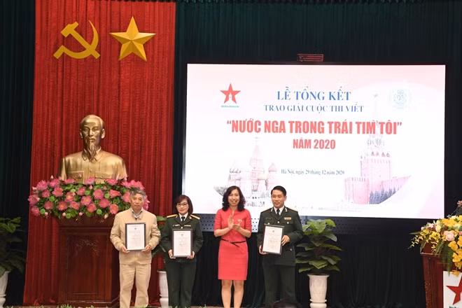 3 giải ba được trao cho tác phẩm “Ký ức từ Quảng trường Đỏ” của tác giả Ngô Anh Thu, tác phẩm “Những người bạn sắt son giữ yên giấc ngủ Bác Hồ” của tác giả Hồng Linh và “Điều còn lại ở nước Nga” của tác giả Phạm Quang Long.