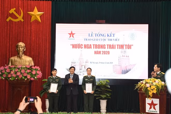 Hai giải nhì của các tác giả: Quách Đình Hợi với loạt bài 2 kỳ “Nơi trái tim Việt – Xô, Việt – Nga hoà cùng nhịp đập” và Phạm Mỹ Hạnh với loạt bài 2 kỳ “Xứ sở bạch dương – nơi chắp cánh bay cho vị tướng Việt Nam”.