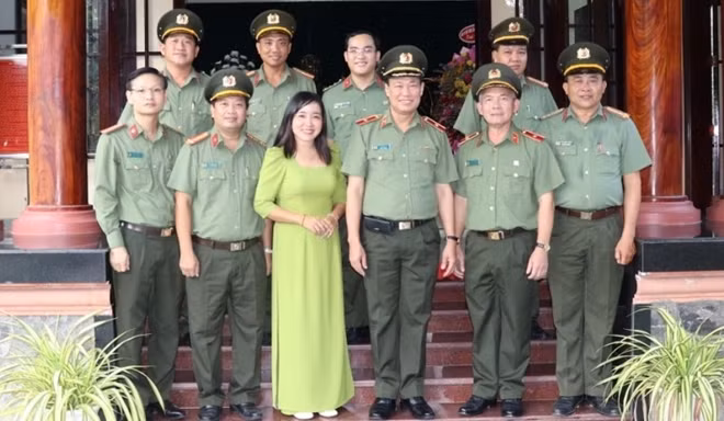 Thứ trưởng Lê Tấn Tới cùng Đoàn công tác của Bộ Công an tại Khu lưu niệm Cố thủ tướng Võ Văn Kiệt.