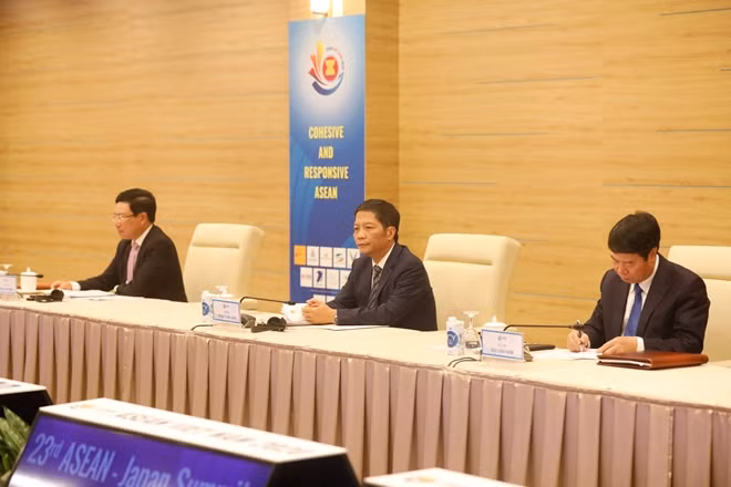 Các đại biểu Việt Nam tham dự hội nghị tại đầu cầu Hà Nội.