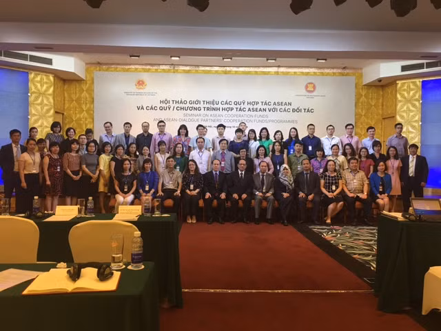 Các đại biểu chụp ảnh lưu niệm tại hội thảo