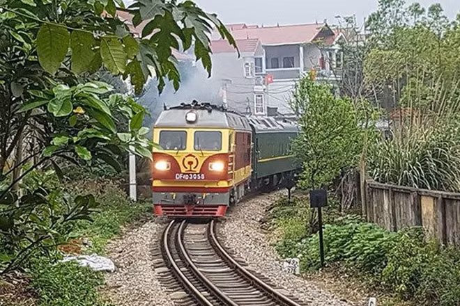 Đoàn tàu bọc thép hộ tống Chủ tịch Kim Jong-un rời ga Đồng Đăng, Lạng Sơn, Việt Nam trưa ngày 2-3.