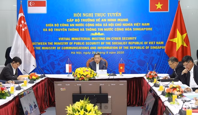 Đại tướng Tô Lâm, Uỷ viên Bộ Chính trị, Bộ trưởng Bộ Công an tham dự Hội nghị song phương trực tuyến Việt Nam - Singapore cấp Bộ trưởng về An ninh mạng hôm 29/9. Ảnh: An Nhiên. Đại tướng Tô Lâm, Uỷ viên Bộ Chính trị, Bộ trưởng Bộ Công an tham dự Hội nghị song phương trực tuyến Việt Nam - Singapore cấp Bộ trưởng về An ninh mạng hôm 29/9. Ảnh: An Nhiên.