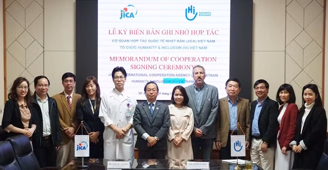 Đại diên JICA Việt Nam và HI Việt Nam chụp ảnh kỉ niệm tại lễ ký kết