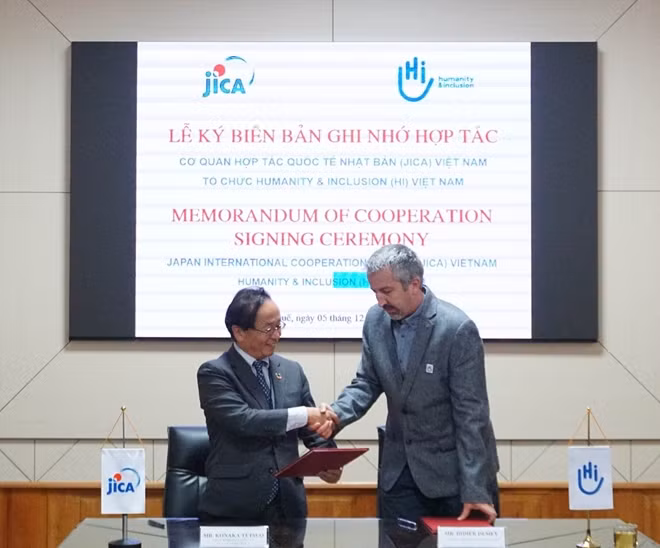 Ông KONAKA Tetsuo, Trưởng Đại diện Văn phòng JICA Việt Nam và ông Didier Demey, Giám đốc Quốc gia của HI Việt Nam trao đổi bản Thỏa thuận Hợp tác