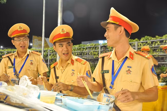 Bữa cơm vội vào tối muộn. Ảnh: Nguyễn Tuân-Minh Hải