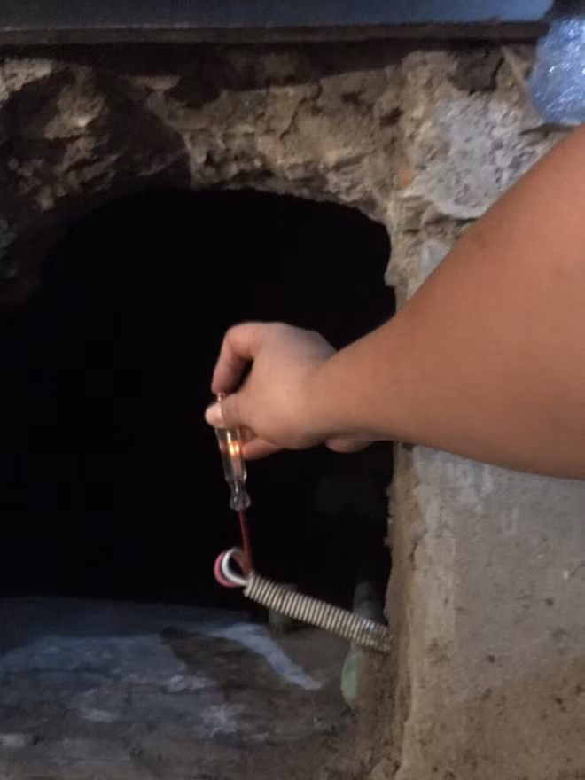 Kiểm tra trên đoạn dây điện màu trắng bằng bút thử điện thấy đèn bút thử điện ở trạng thái sáng.