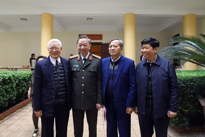 Bộ trưởng cùng các đại biểu tại lễ gặp mặt