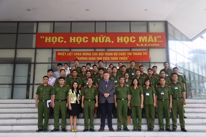 Các đại biểu tham gia lớp tập huấn chụp ảnh lưu niệm