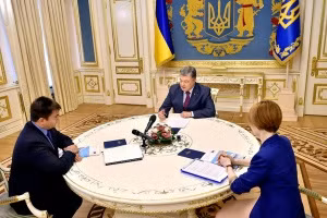 Tổng thống Ukraine Petro Poroshenko đang trao đổi với lãnh đạo Bộ Ngoại giao về việc kiện Nga vi phạm UNCLOS. ảnh: UAToday.tv Tổng thống Ukraine Petro Poroshenko đang trao đổi với lãnh đạo Bộ Ngoại giao về việc kiện Nga vi phạm UNCLOS. ảnh: UAToday.tv