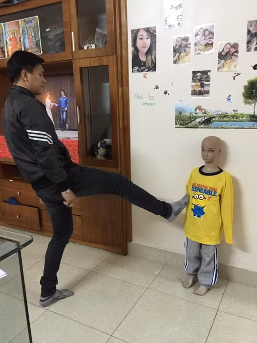 Bé trai 10 tuổi ở Hà Nội bị bố đẻ bạo hành dã man