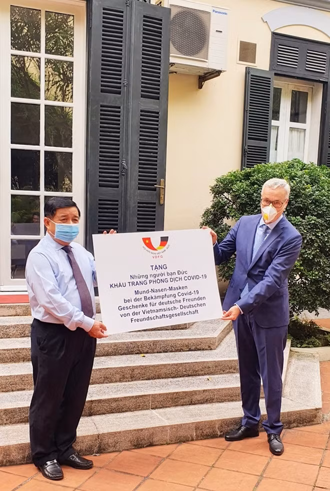 Hồi tháng 5, Bộ trưởng Bộ Kế hoạch, Đầu tư, Chủ tịch Hội Hữu nghị Việt Nam – Đức Nguyễn Chí Dũng đã trao tặng khẩu trang cho Đại sứ Đức tại Việt Nam Guido Hildner. (Ảnh Hồng Hoa)