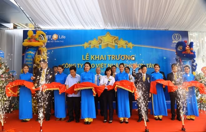 Lãnh đạo Bảo Việt Nhân thọ và lãnh đạo địa phương cắt băng khánh thành Công ty Bảo Việt Nhân thọ Sơn Tây