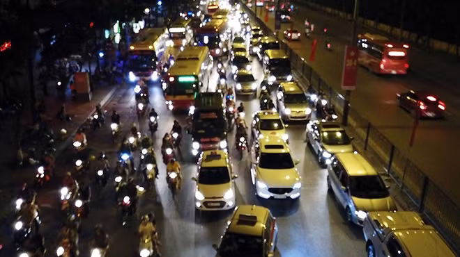 Đến tối 3-9, lượng xe cộ đổ về nội thành vẫn rất đông