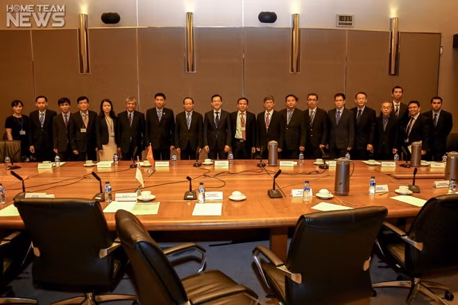 Thượng tướng Lê Quý Vương, Trưởng đoàn Việt Nam và Ngài Leo Yip, Trưởng đoàn Singapore cùng đại biểu hai bên tại cuộc hội đàm.