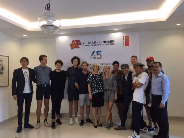 Đại sứ Đan Mạch tại Việt Nam Charlotte Laursen chụp ảnh lưu niệm với các nghệ sĩ tham gia các chương trình văn hóa sắp tới.