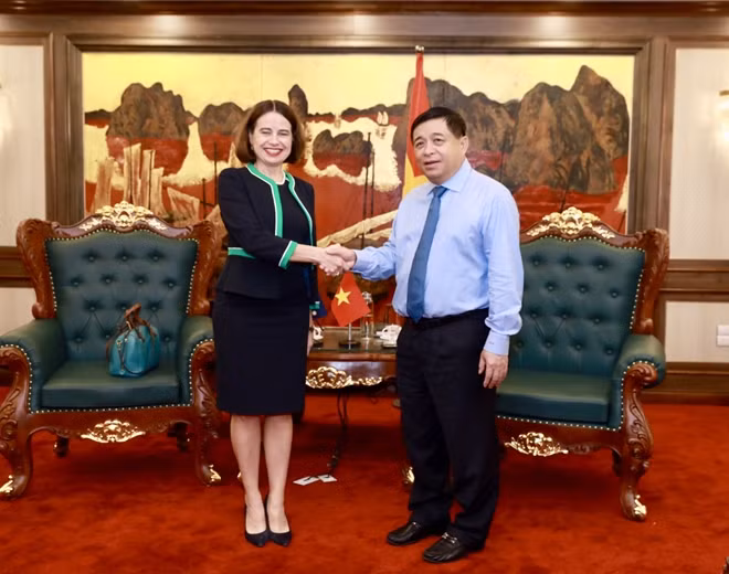 Đại sứ Australia tại Việt Nam Robyn Mudie và Bộ trưởng Bộ Kế hoạch và Đầu tư Nguyễn Chí Dũng trong cuộc gặp ngày 5/6.