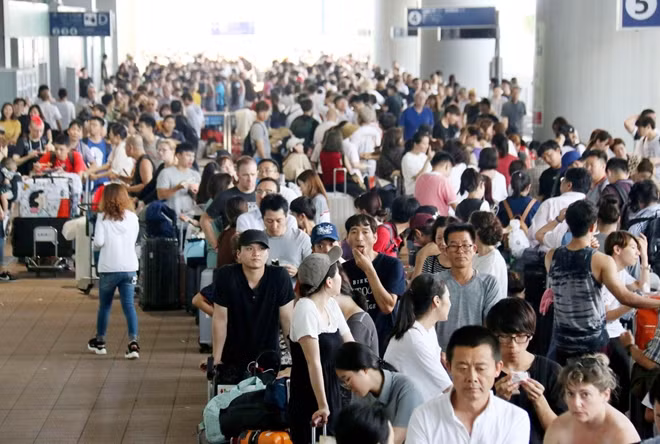 Hàng ngàn người chờ ở sân bay do các chuyến bay bị hủy bị bão Jebi. ảnh: AP
