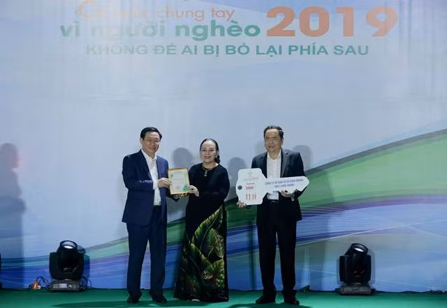 Phó Thủ tướng Vương Đình Huệ, Chủ tịch MTTQ Việt Nam Trần Thanh Mẫn tiếp nhận ủng hộ Quỹ Vì người nghèo.