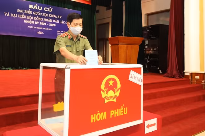 Thứ trưởng Nguyễn Văn Sơn bỏ phiếu bầu cử