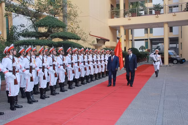 Bộ trưởng Tô Lâm và Bộ trưởng Nội vụ Mozambique Jaime Basilio Monteiro duyệt đội danh.