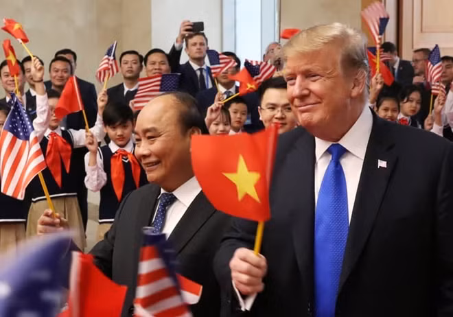 Tổng thống Hoa Kỳ Donald Trump cầm lá cờ Việt Nam trong một cuộc gặp với Thủ tướng Chính phủ Nguyễn Xuân Phúc.