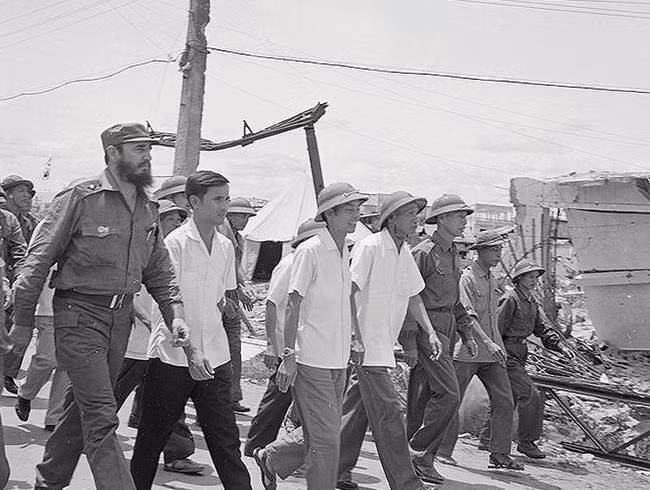 Đồng chí Fidel Castro trong chuyến thăm Đông Hà ở tỉnh Quảng Trị năm 1973. ảnh: VNA