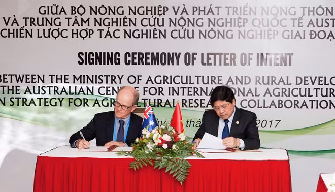 Thứ trưởng Bộ Nông nghiệp và Phát triển Nông thôn Việt Nam Lê Quốc Doanh (bên phải) và Tổng Giám đốc Chương trình Quốc gia ACIAR - Tiến sĩ Peter Horne (bên trái) ký Ý định Thư