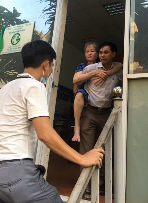 Cụ bà bị tai biến được cõng từ tầng 22 xuống.