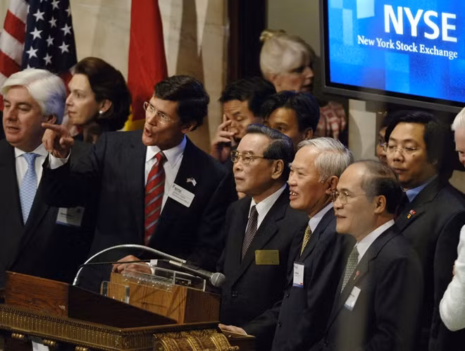 Thủ tướng Phan Văn Khải và Đoàn đại biểu cấp cao Việt Nam thăm Sàn giao dịch chứng khoán New York, tháng 6-2005