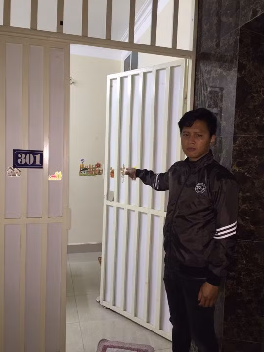 Trần Hoài Nam tại căn phòng trọ ở phường Nghĩa Đô, Cầu Giấy, nơi cháu K bị nhốt và bạo hành.