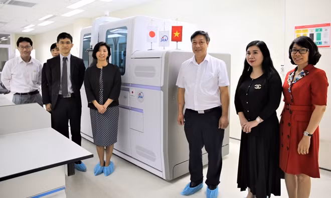 Lô hàng đầu tiên của gói viện trợ này đã được trao cho Bệnh viện Nhiệt đới trung ương vào ngày 25/11
