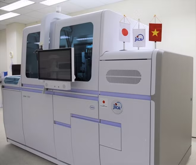 Hệ thống máy sinh học phân tử tự động trị giá khoảng 13 tỷ đồng vừa được JICA trao cho Bệnh viện Nhiệt đới trung ương.