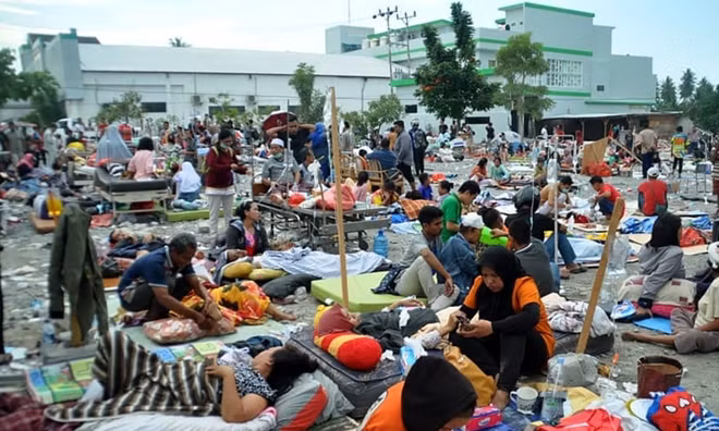 Hàng ngàn người ở Indonesia lâm vào cảnh màn trời chiếu đất sau trận động đất-sóng thần. Ảnh: AP