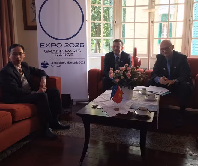 Cựu Tổng Giám đốc Tổ chức Thương mại thế giới (WTO) Pascal Lamy (phải) Đại sứ Pháp tại Việt Nam Bertrand Lortholary.