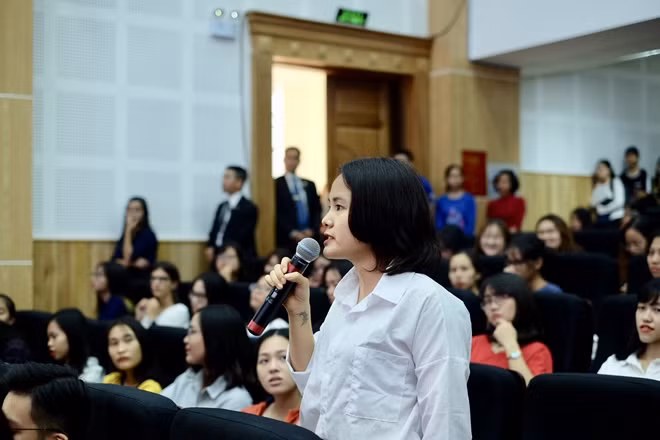 Sinh viên Đại học Hà Nội đặt câu hỏi với Đại sứ Hoa Kỳ.
