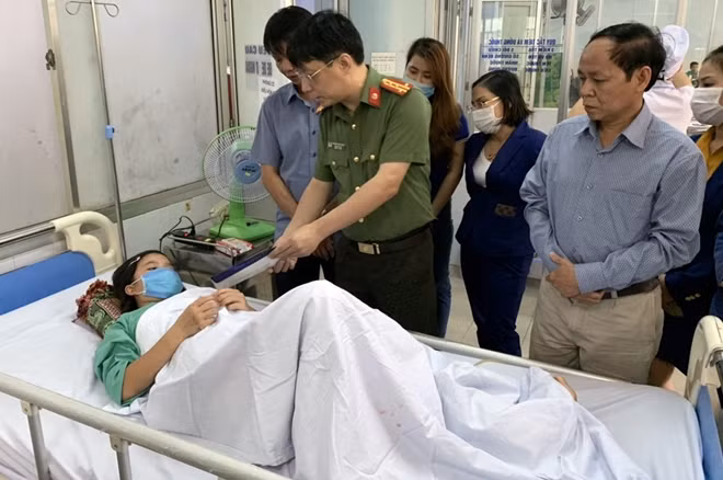 Đại tá Phạm Khải, Tổng Biên tập Báo CAND, trao quà động viên nạn nhân vụ sạt lở đất ở huyện Nam Trà My, Quảng Nam.