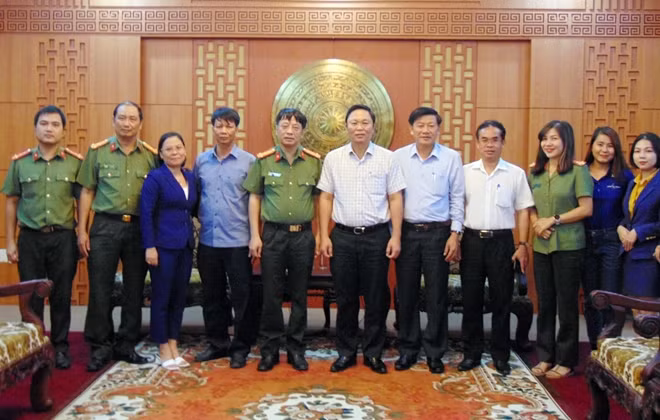 Đoàn công tác Báo CAND chụp hình lưu niệm cùng lãnh đạo tỉnh Quảng Nam.