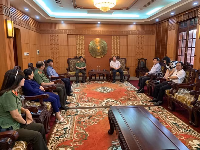 Chiều 3-11, ông Lê Trí Thanh, Chủ tịch UBND tỉnh Quảng Nam đã có buổi tiếp thân mật đoàn công tác Báo CAND do đồng chí Tổng Biên tập Phạm Khải dẫn đầu thực hiện chương trình xã hội - từ thiện trên địa bàn tỉnh.