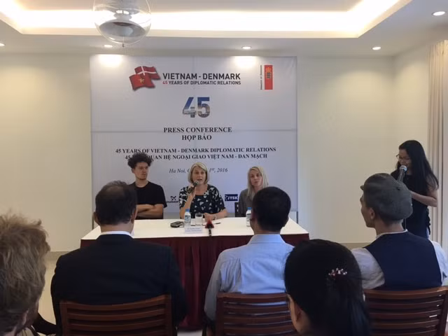 Đại sứ Đan Mạch tại Việt Nam Charlotte Laursen (giữa) thông báo về các hoạt động kỷ niệm 45 năm quan hệ ngoại giao Đan Mạch-Việt Nam