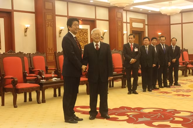 Thủ tướng Nhật Bản Shinzo Abe chào xã giao Tổng Bí thư Nguyễn Phú Trọng tại Văn phòng Trung ương Đảng.