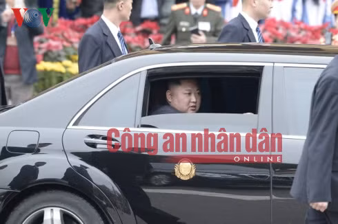 Chủ tịch Triều Tiên lên xe, tiếp tục chào mọi người Chủ tịch Triều Tiên lên xe, tiếp tục chào mọi người