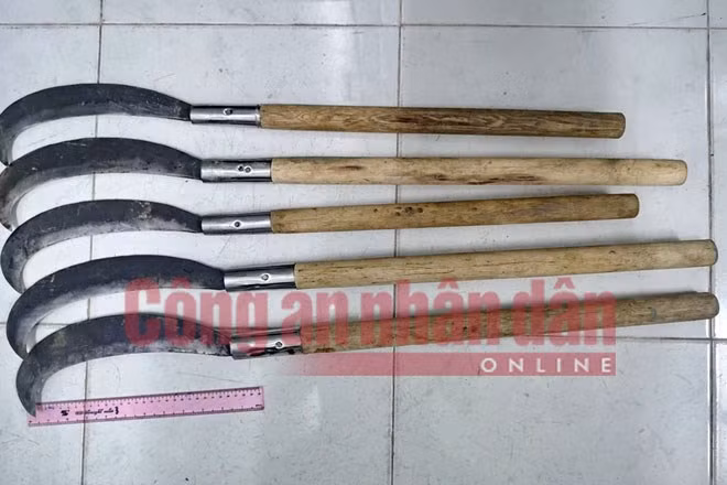 5 chiếc rựa là hung khí nguy hiểm đã được cơ quan công an thu giữ khi khám xét khẩn cấp ở của Lương Chí Tâm và đồng phạm. Ảnh : H.T
