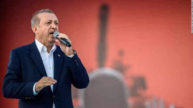 Tổng thống Thổ Nhĩ Kỳ Tayyip Erdogan nói chuyện với những người ủng hộ ở bên ngoài Dinh Tổng thống tại Ankara. ảnh: CNN