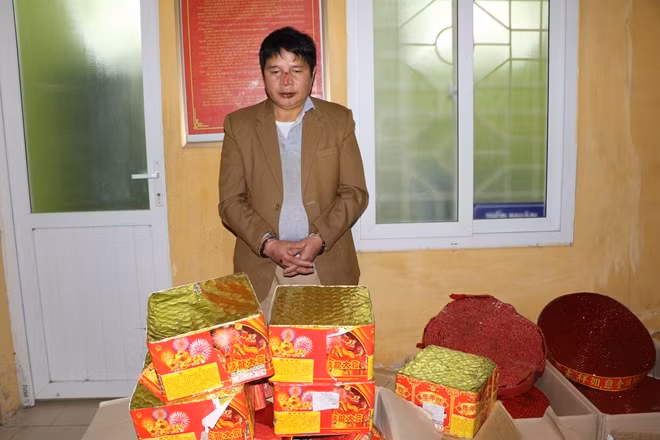 Đối tượng Tô Viết Tốt cùng tang vật thu giữ.