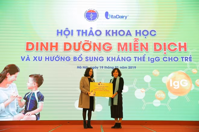 Bà Nguyễn Thị Hà, Tổng Giám đốc Công ty VitaDairy trao 1000 ly Colosbaby cho trẻ em nghèo ở Viện Nhi Trung ương.