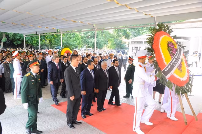 Đoàn đại diện các phái đoàn ngoại giao tại Hà Nội do Đại sứ Venezuela tại Việt Nam Jorge Rondon Uzcategui dẫn đầu vào viếng.