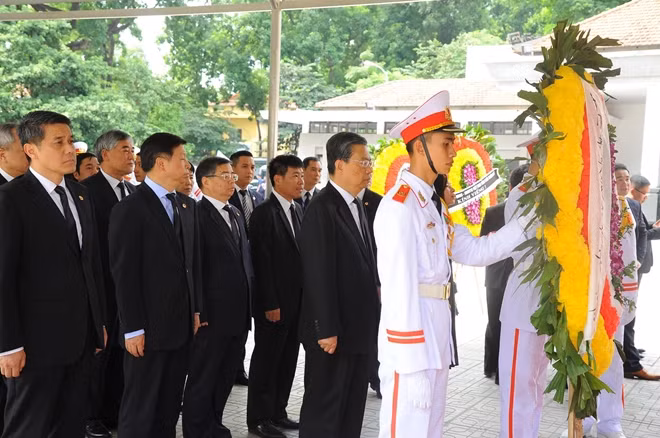 Đoàn Đại biểu ĐCS Trung Quốc do Triệu Lạc Tế, Ủy viên thường vụ Bộ Chính trị, Bí thư Ủy ban Kiểm tra Kỷ luật Trung ương ĐCS Trung Quốc làm trưởng đoàn, được sự ủy quyền của đồng chí Tập Cận Bình, Tổng Bí thứ Ban chấp hành Trung ương ĐCS Trung Quốc, Ủy viên Bộ Chính trị, Chủ tịch nước CHND Trung Hoa đến viếng.