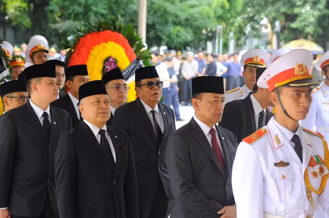 Đoàn Indonesia do ngài Wiranto, Bộ trưởng điều phối về Chính trị, Pháp luật và An ninh dẫn đầu vào viếng.
